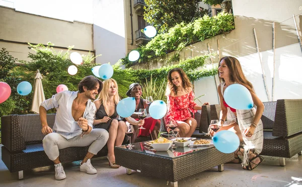 arkadaşının partisi