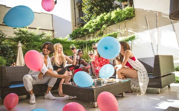 arkadaşının partisi