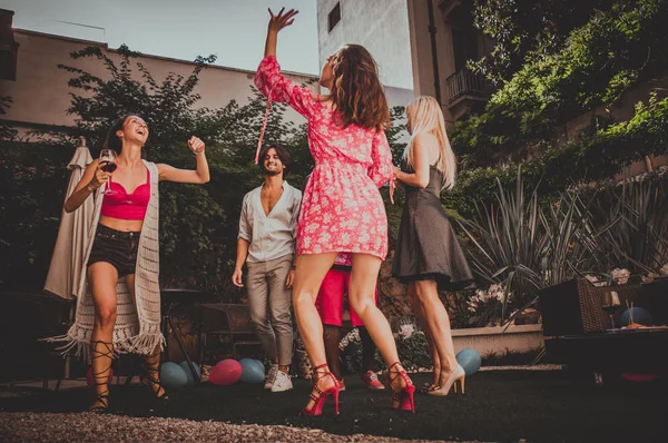 arkadaşının partisi