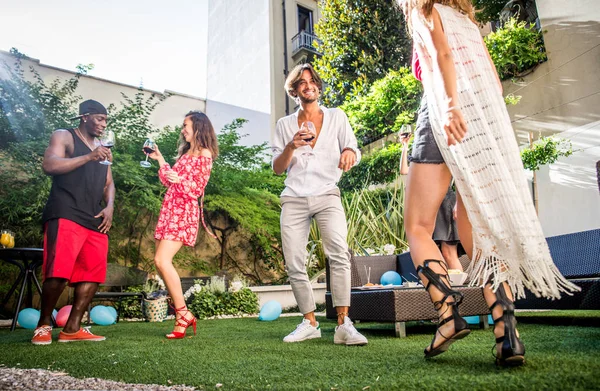 arkadaşının partisi