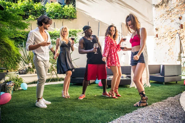 arkadaşının partisi