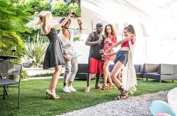 arkadaşının partisi