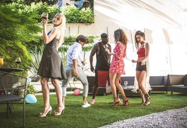 Amigos teniendo fiesta — Foto de Stock