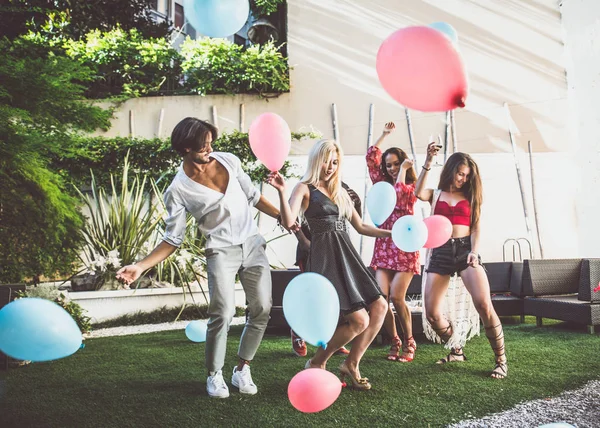 Amigos teniendo fiesta — Foto de Stock