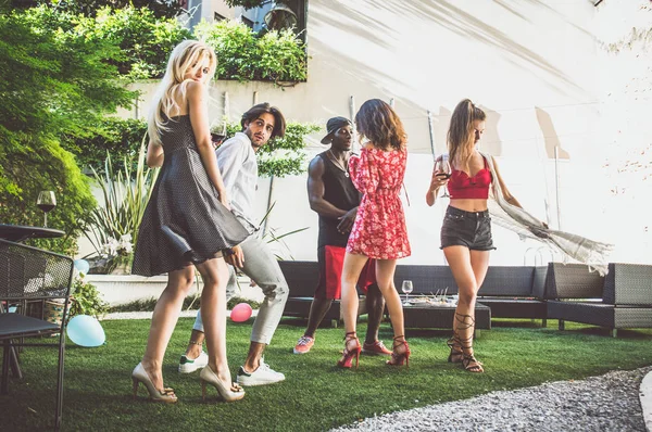 arkadaşının partisi