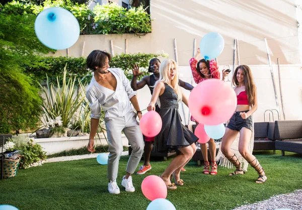 Amigos teniendo fiesta — Foto de Stock