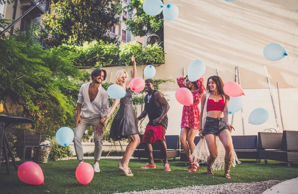 arkadaşının partisi