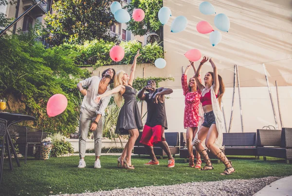 Vänner har fest — Stockfoto