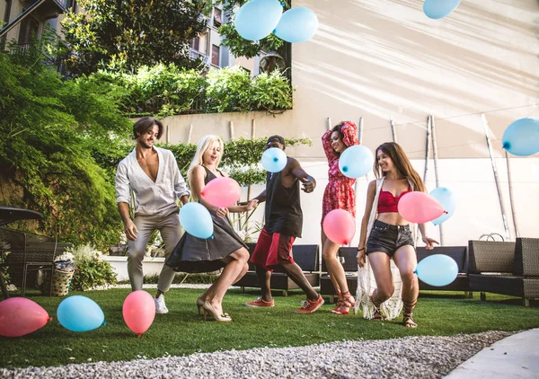 arkadaşının partisi