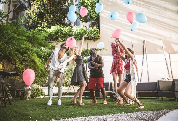 Amigos teniendo fiesta — Foto de Stock