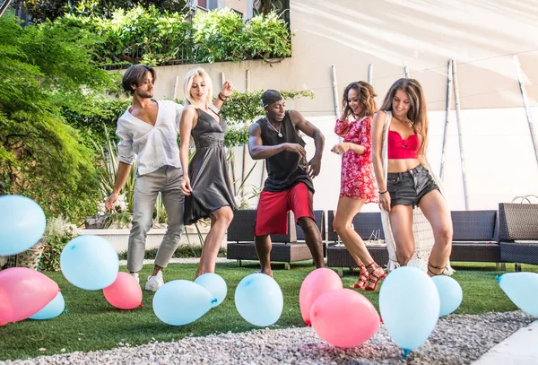 Amigos teniendo fiesta — Foto de Stock