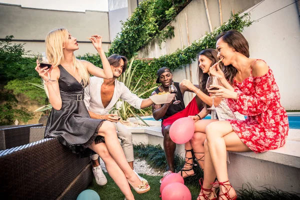 arkadaşının partisi