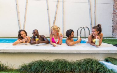 Arkadaşının havuz partisi