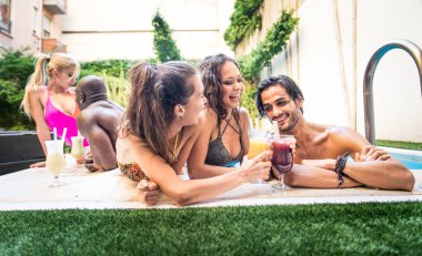 Arkadaşının havuz partisi