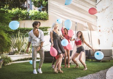 arkadaşının partisi