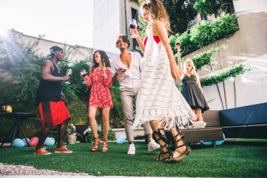 arkadaşının partisi