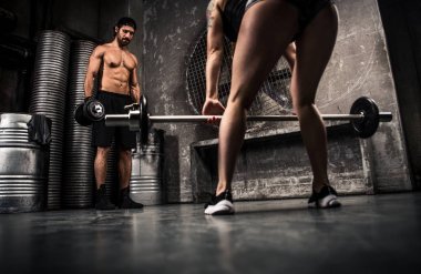 Çift eğitim bir spor salonunda