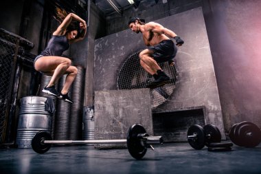 Çift eğitim bir spor salonunda