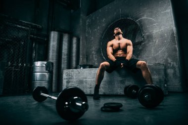 Adam spor salonunda antrenman yapıyor.