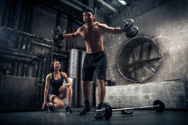 Çift eğitim bir spor salonunda