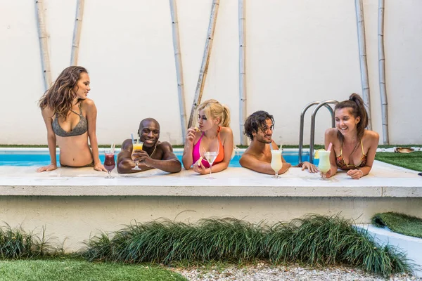 Amis faisant la fête dans la piscine — Photo