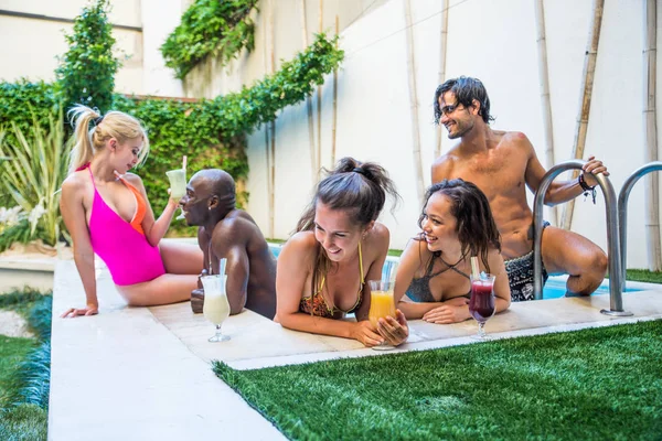 Arkadaşının havuz partisi