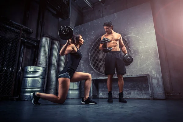 Paar trainiert im Fitnessstudio — Stockfoto