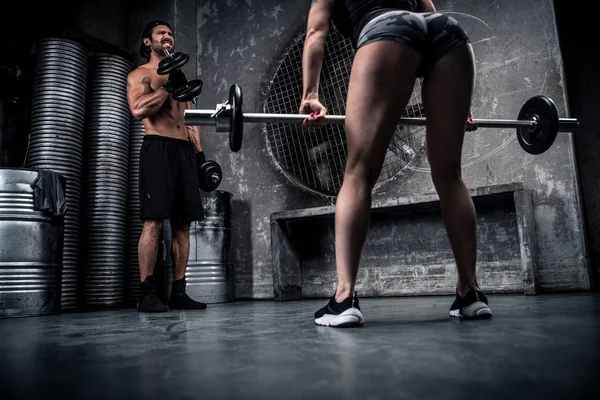 Entraînement en couple dans une salle de gym — Photo