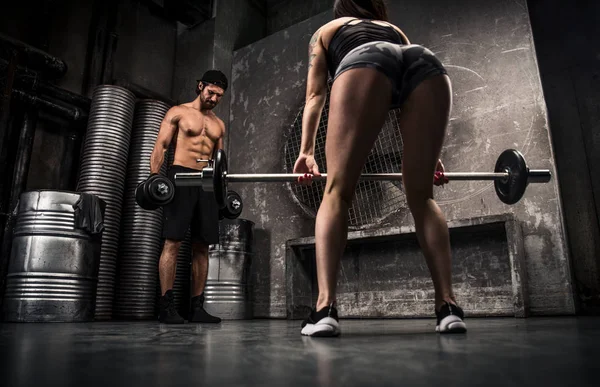 Çift eğitim bir spor salonunda