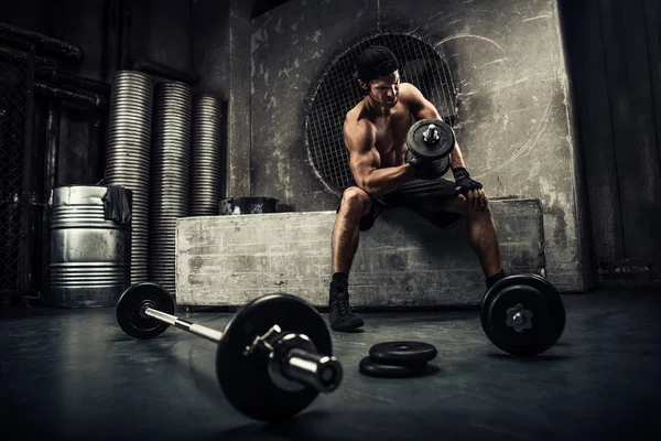 Entrenamiento de hombre en un gimnasio —  Fotos de Stock