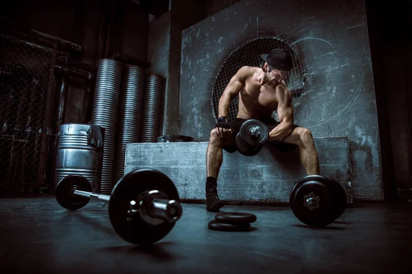 Entrenamiento de hombre en un gimnasio — Foto de Stock