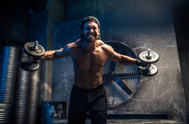 Adam spor salonunda antrenman yapıyor.