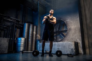 Adam spor salonunda antrenman yapıyor.