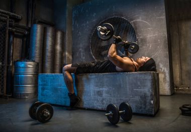 Adam spor salonunda antrenman yapıyor.