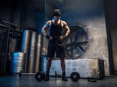 Adam spor salonunda antrenman yapıyor.