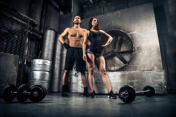 Entrenamiento en pareja en un gimnasio —  Fotos de Stock