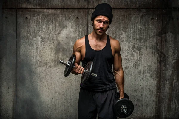 Formazione uomo in palestra — Foto Stock