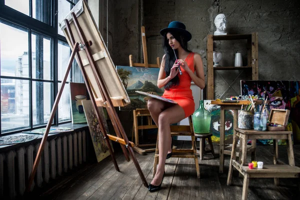 Vrouw in haar atelier schilderen — Stockfoto