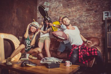 arkadaşlar evde takılmak