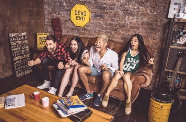 Komik film evde izlerken arkadaşlar