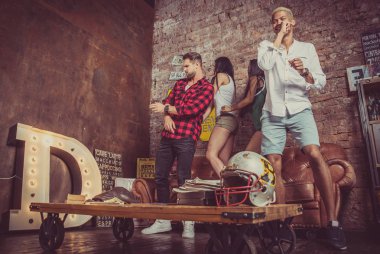 arkadaşlar evde takılmak