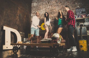 arkadaşlar evde takılmak