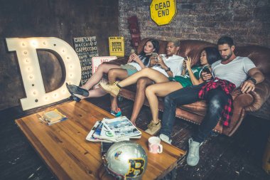 arkadaşlar evde takılmak