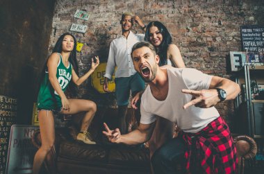 arkadaşlar evde takılmak