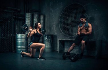 Gençler grungy spor salonunda fonksiyonel eğitim yapma