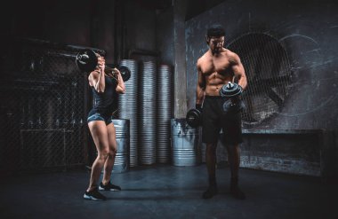 Gençler grungy spor salonunda fonksiyonel eğitim yapma