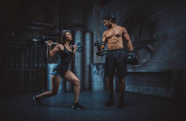 Gençler grungy spor salonunda fonksiyonel eğitim yapma