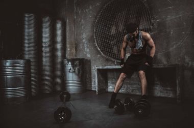 Gençler grungy spor salonunda fonksiyonel eğitim yapma