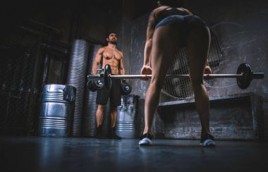 Gençler grungy spor salonunda fonksiyonel eğitim yapma