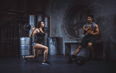 Gençler grungy spor salonunda fonksiyonel eğitim yapma